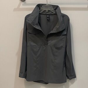 Mountain Hardwear Striped Gray Top